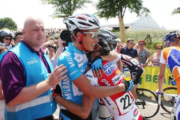 Niki Terpstra (Milram) hugs Reinier Honig (Acqua&amp;Sapone- D'Angelo&amp;Antenucci)