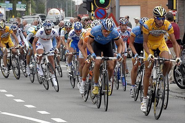 The peloton in full flight after the attack of Rigotto.