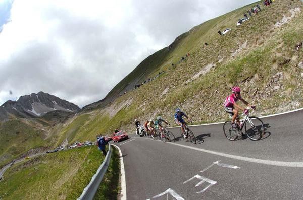 Marco Pinotti (T-Mobile) leads the escape of five.