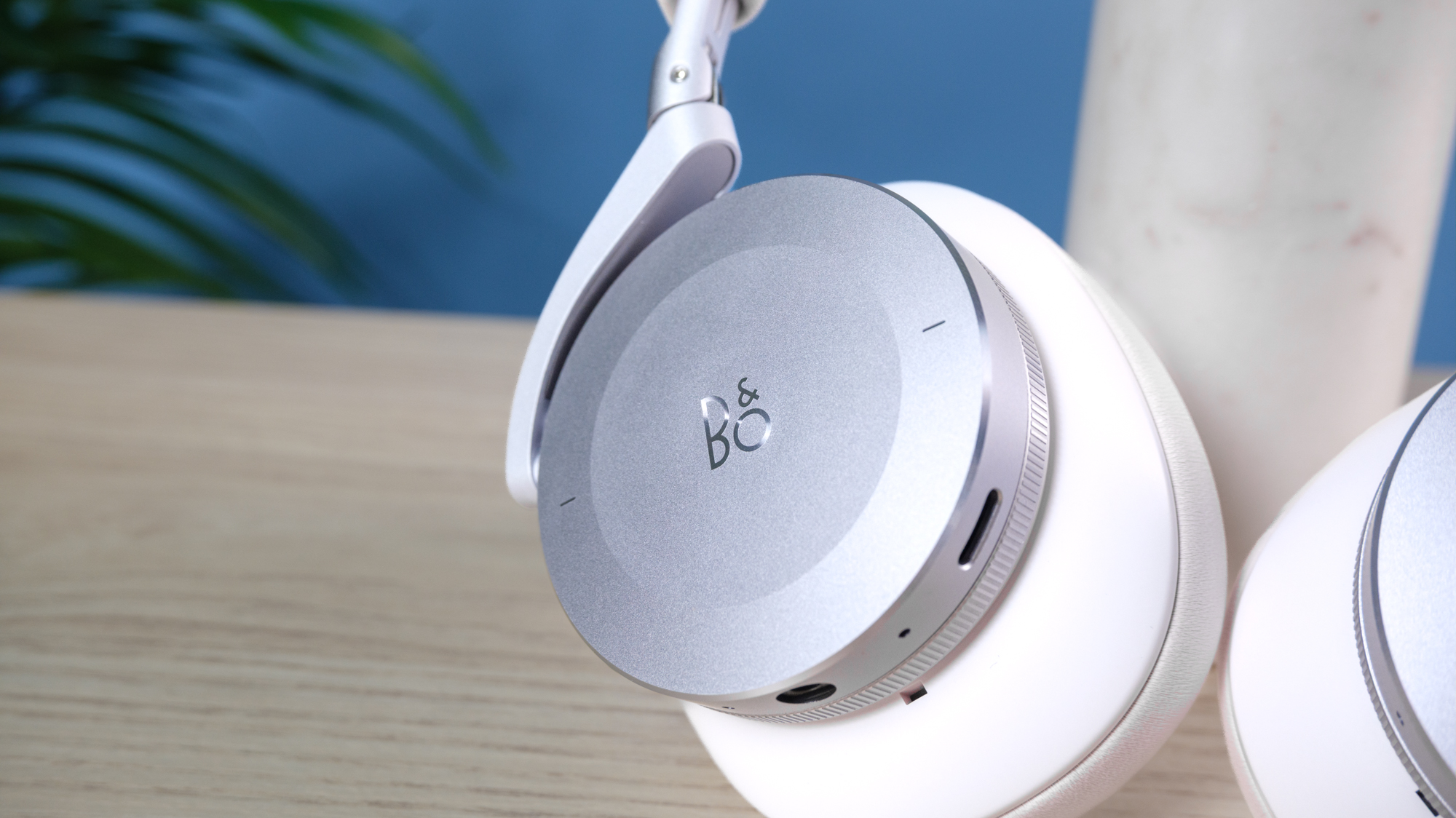 Bang &amp; Olufsen H95 in silver and white