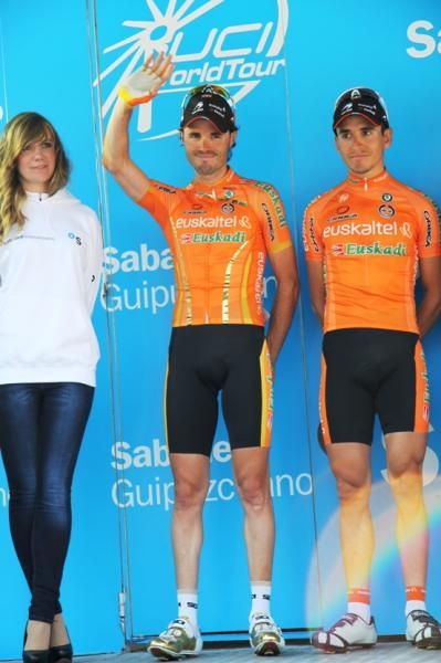 Samuel Sanchez and Igor Anton at the start