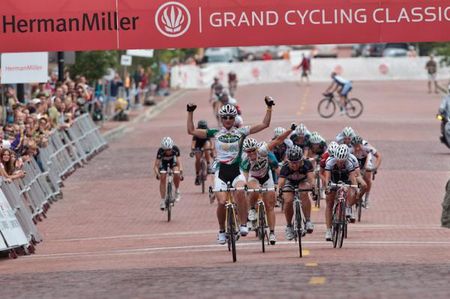 Theresa Cliff-Ryan (Colavita Forno d-Asolo Pro Cycling) salutes following her win