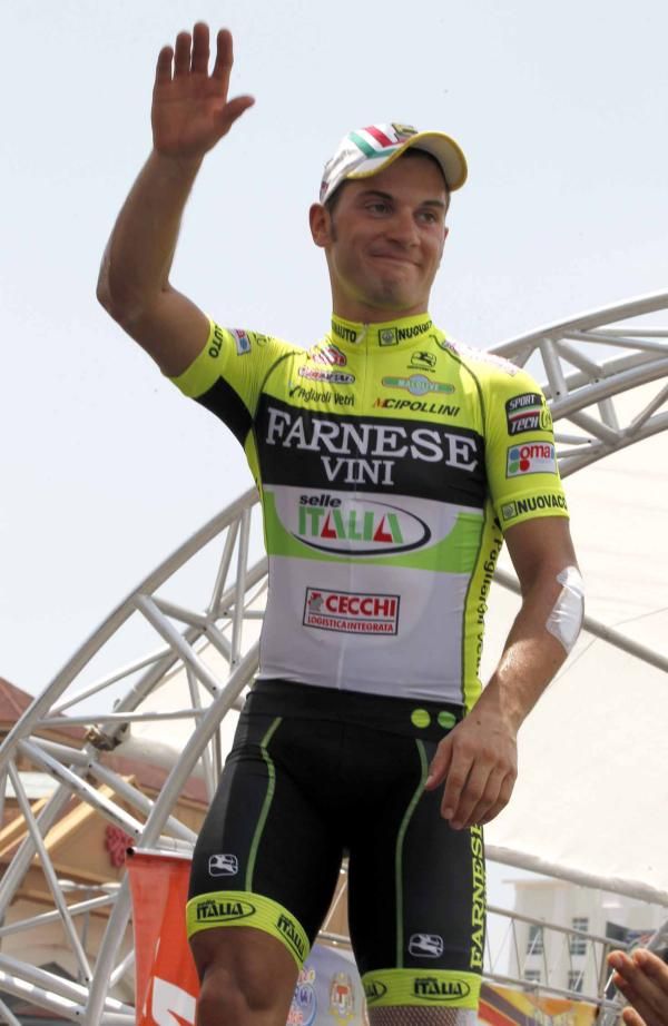 Andrea Guardini (Farnese Vini-Selle Italia) salutes the crowds.