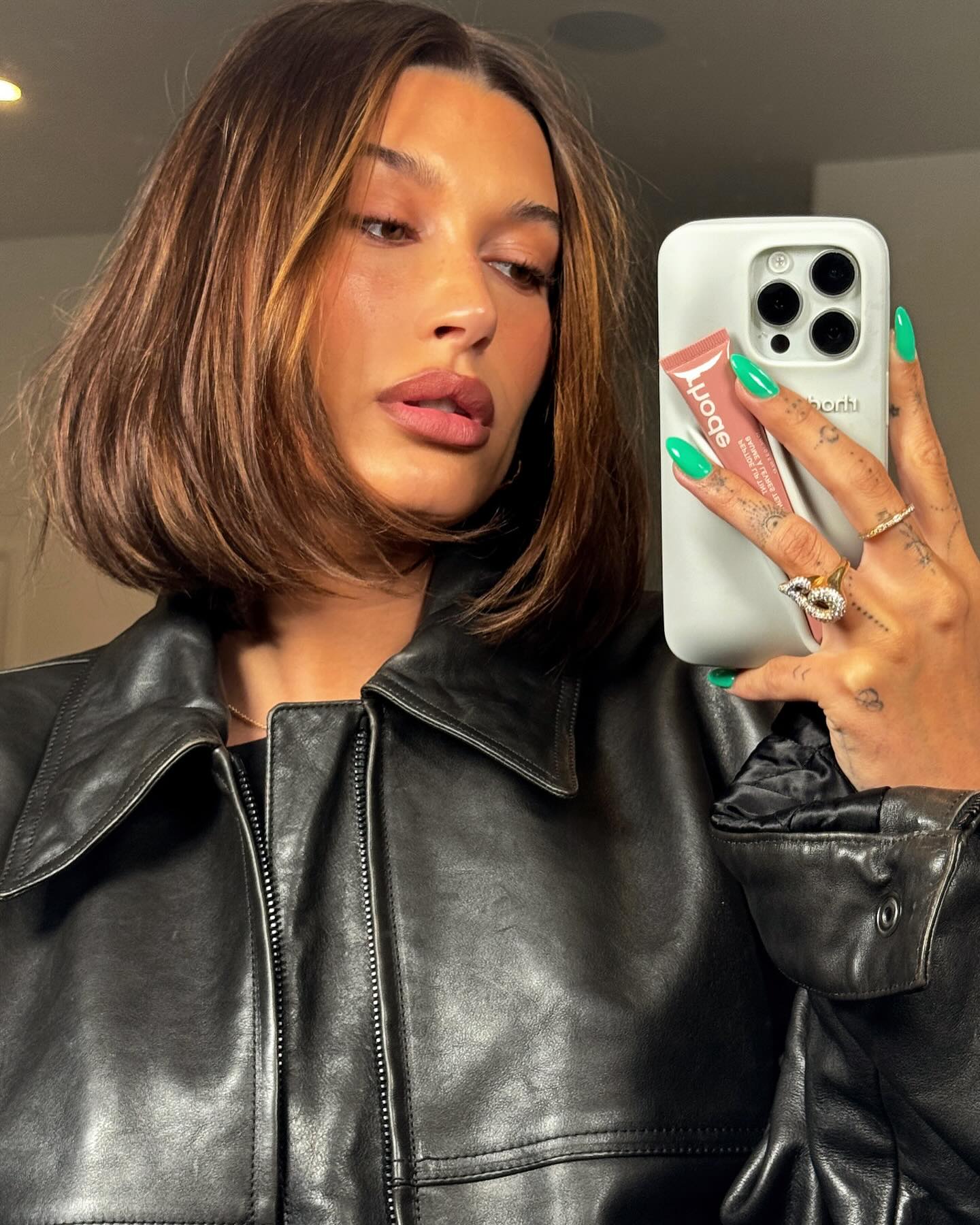 @haileybieber taking a selfie with a bouncy bob hairstyle