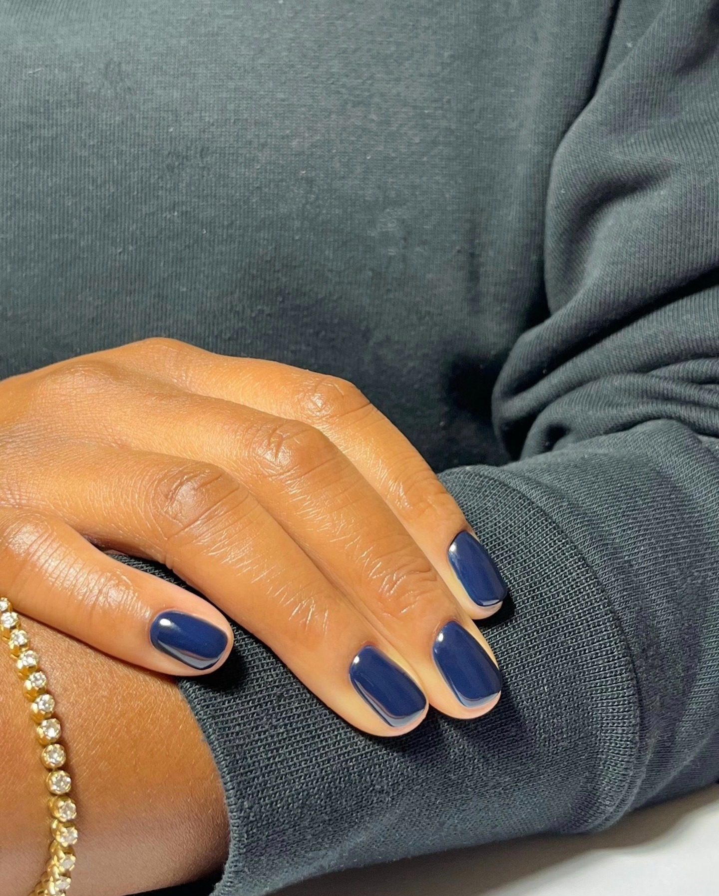 A short navy blue manicure
