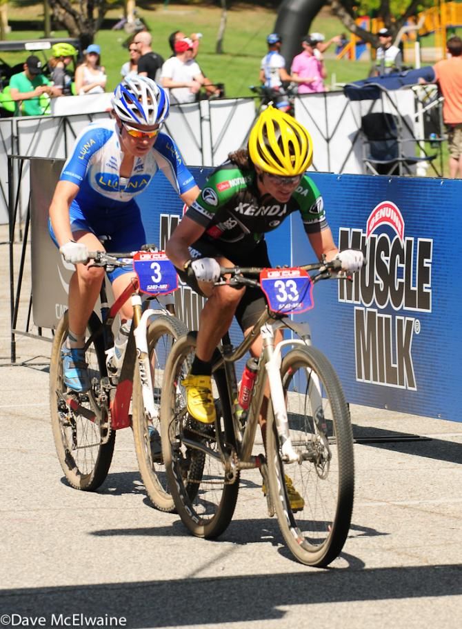 Mary McConneloug (Kenda/NoTubes) leading Georgia Gould with one lap to go