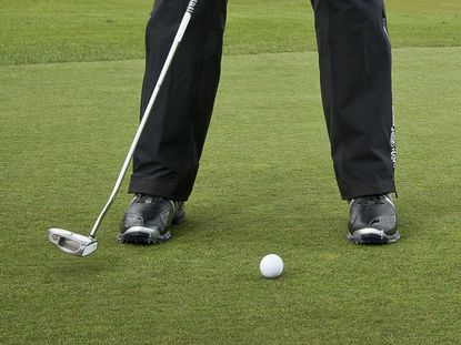 how to putt on wet greens