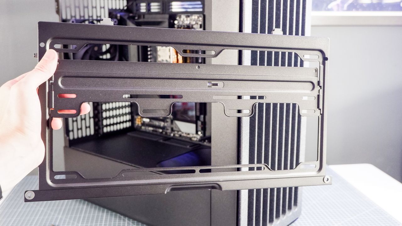 The Havn BF 360 PC case in both black and white with panels removed.