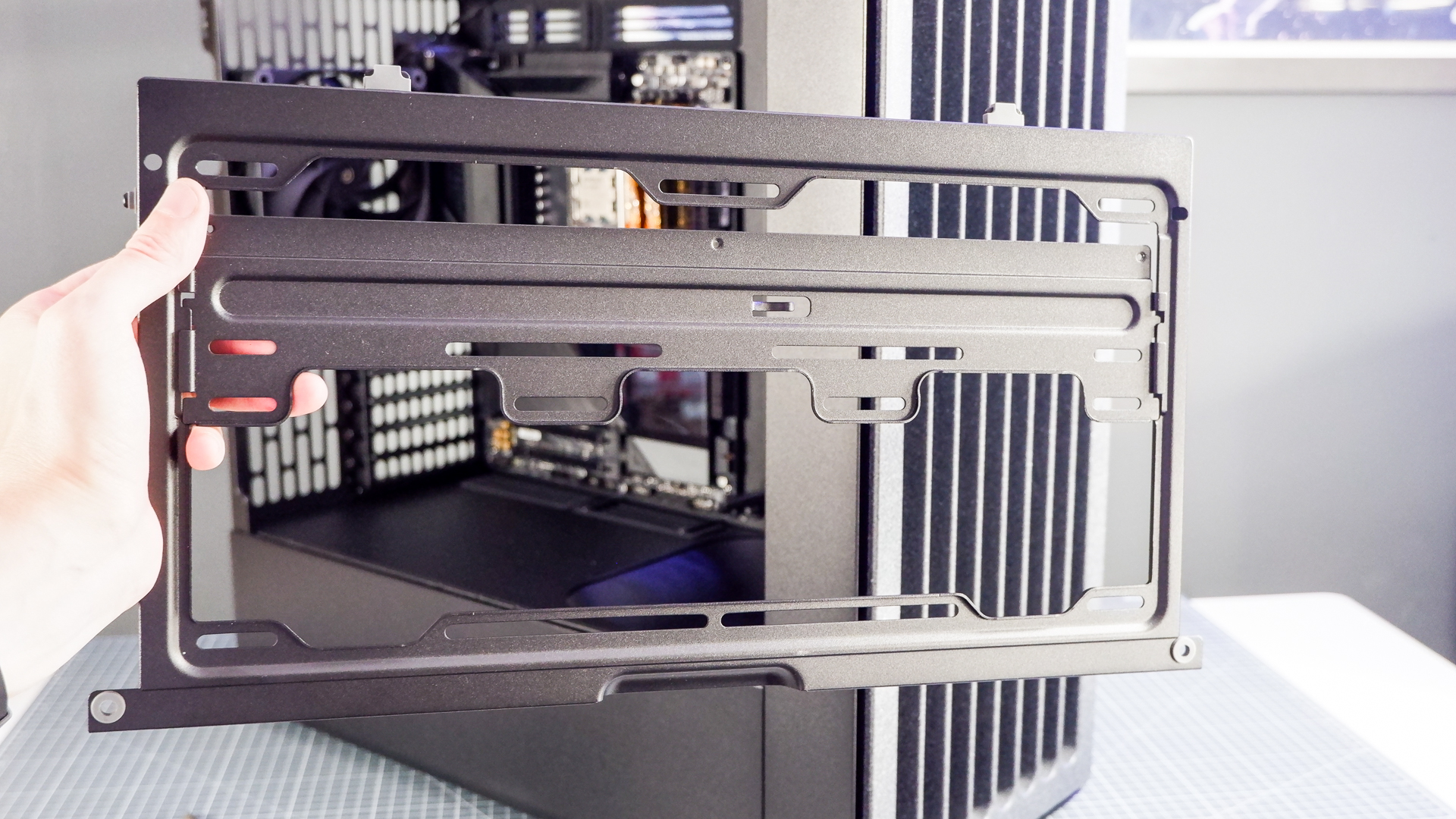 The Havn BF 360 PC case in both black and white with panels removed. 