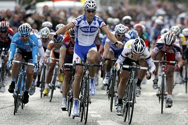 Cavendish inches past an overconfident Tom Boonen in the Scheldeprijs