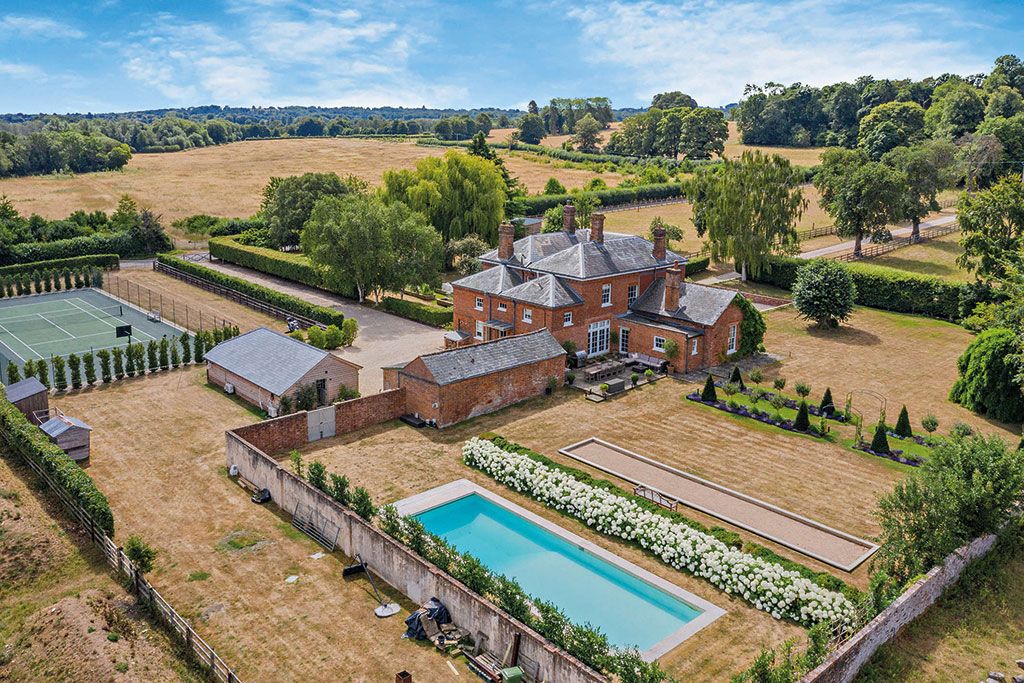 Properties for sale with tennis courts: Inleaze House, Hungerford Park, Hungerford, Berkshire