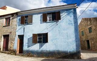 Julia finds a little blue house in Aldeia Nova in the north of Portugal for 8,500€