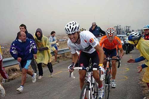 Alejandro Valverde (Caisse d'Epargne-Illes Balears) fights to stay in contention.
