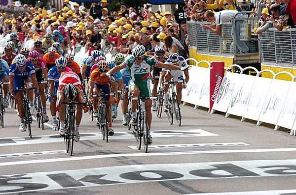 Nearly celebrating too soon Hushovd begins his salute as Hunter comes up fast on the right