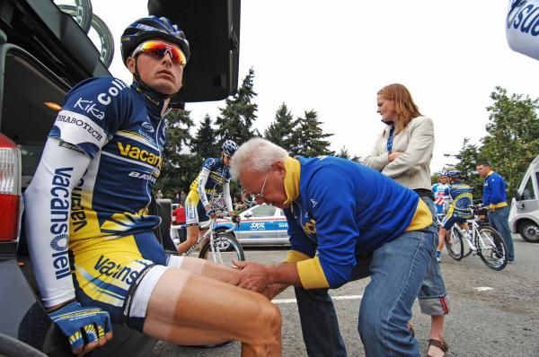 Johnny Hoogerland gets a warm up at the start of stage 3.