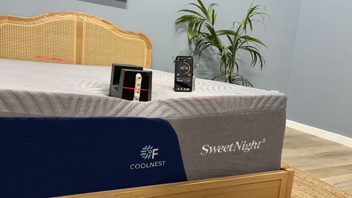 A 25kg weight is place on the foot of the SweetNight CoolNest Mattress to measure its sturdiness and edge support.