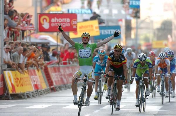 Arms held high, Andr&eacute; Greipel crossed the finish line ahead of Tom Boonen (Quick Step) and Daniele Bennati (Liquigas).