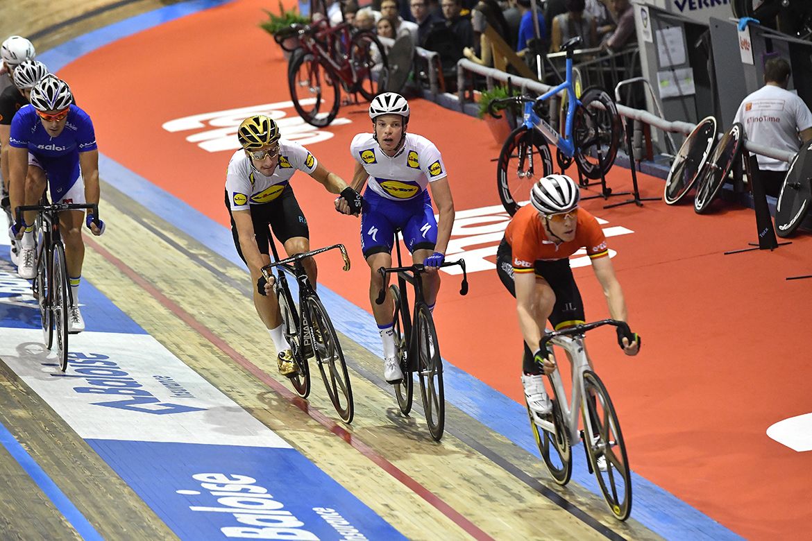 Elia Viviani gets thrown in by Iljo Keisse