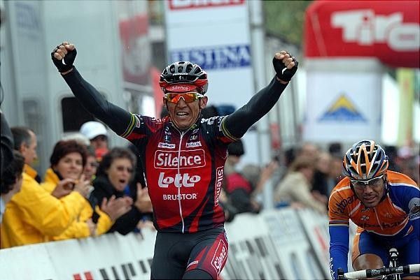 Australasia's Robbie McEwen (Silence-Lotto) wins stage three.