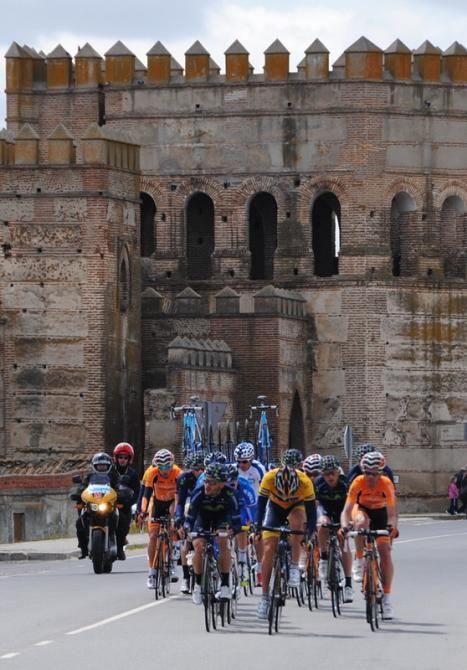 Movistar forced a split in the peloton at km 50
