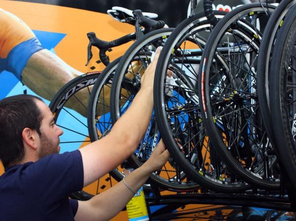 Inaki Goiburu even cleans off the spare wheels that got dusty the day before. We can't help but wonder what frame polish does to wet weather traction, though.