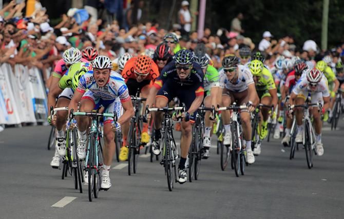 Mattia Gavazzi (Androni Giocattoli) sprints to victory ahead of Peter Sagan (Cannondae) and Francisco Ventoso (Movistar).