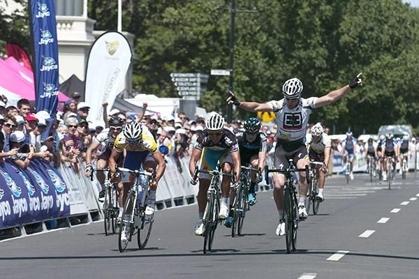 Another one for Tassie: Matt Goss (E3 Pure Tasmania) manages to stay upright as he wins the final stage in Williamstown ahead of Alan Davis (Bikebug.com) and Michael Matthews (Urban).