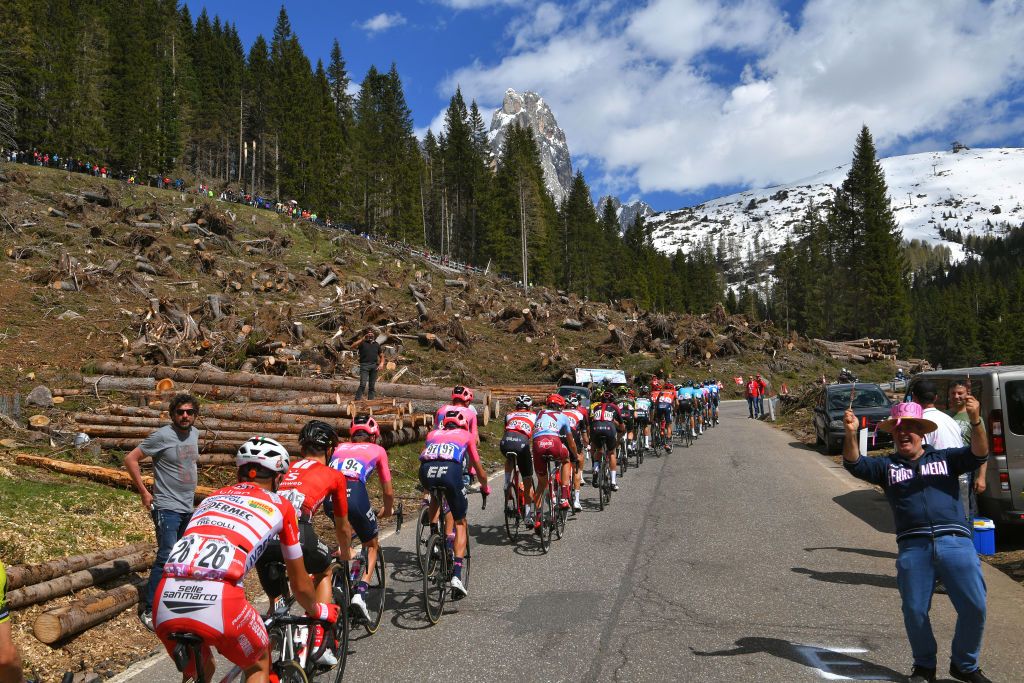 The strung-out peloton during stage 20