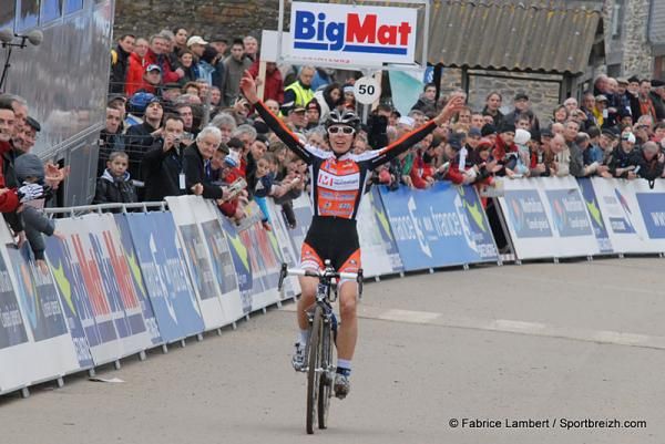Lucie Chainel-Lefevre wins the elite women's French 'cross title