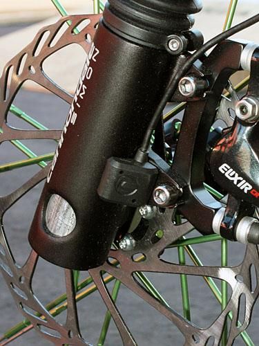 An accelerometer at the bottom of the fork detects bump forces.