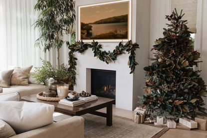 Vertical photo of cozy living room with rocking horse and christmas  presents near decorated new year tree. Contemporary interior design with  rug and sofa in modern apartment photo – New year tree