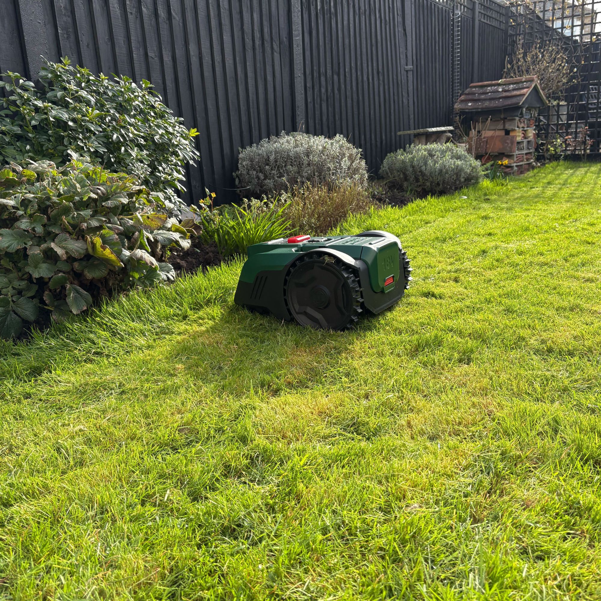 Bosch VISIMOW18V-100 Robot Lawn Mower mowing grass lawn