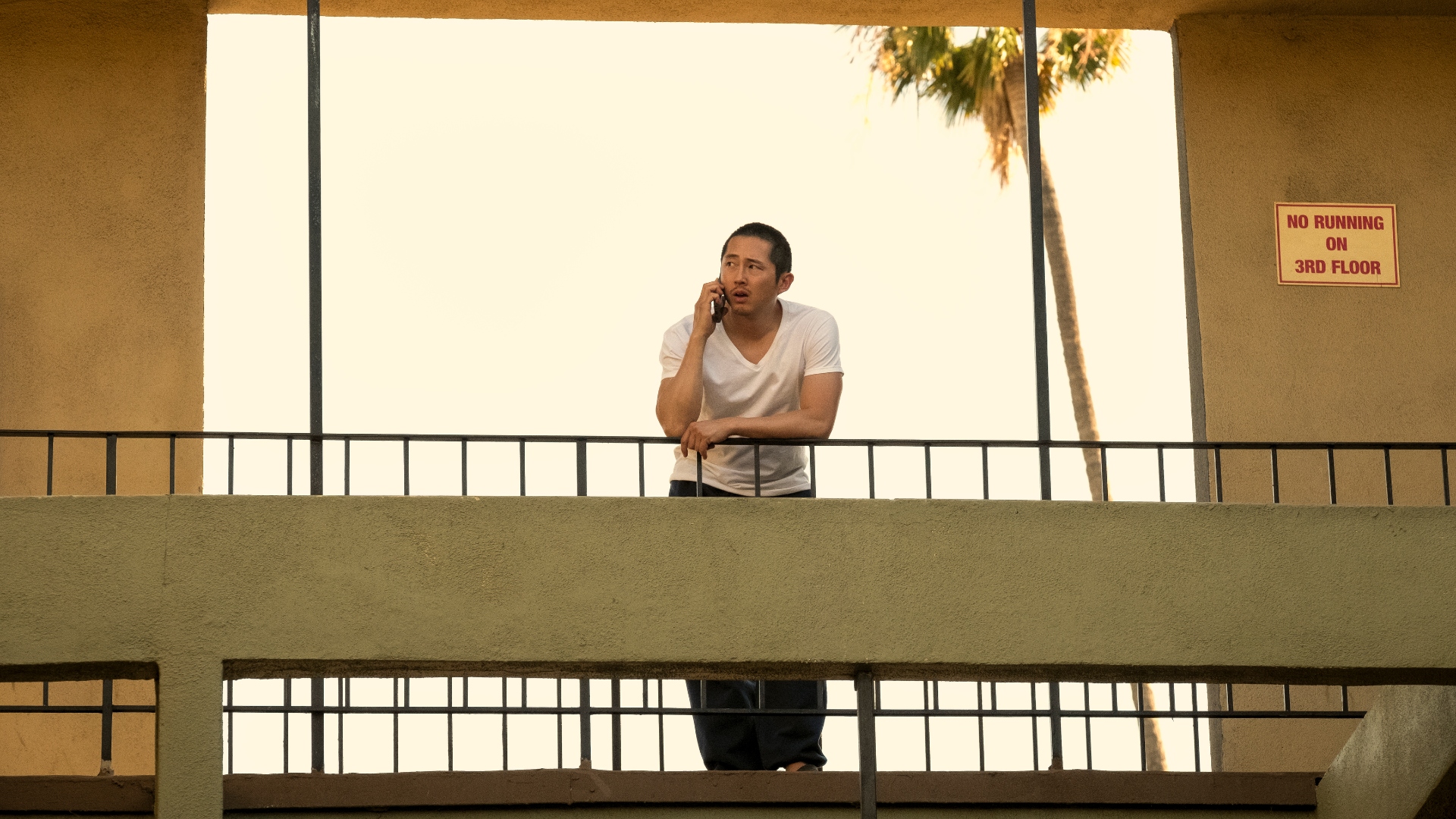 Danny se para en un balcón hablando por teléfono en la temporada de carne 1