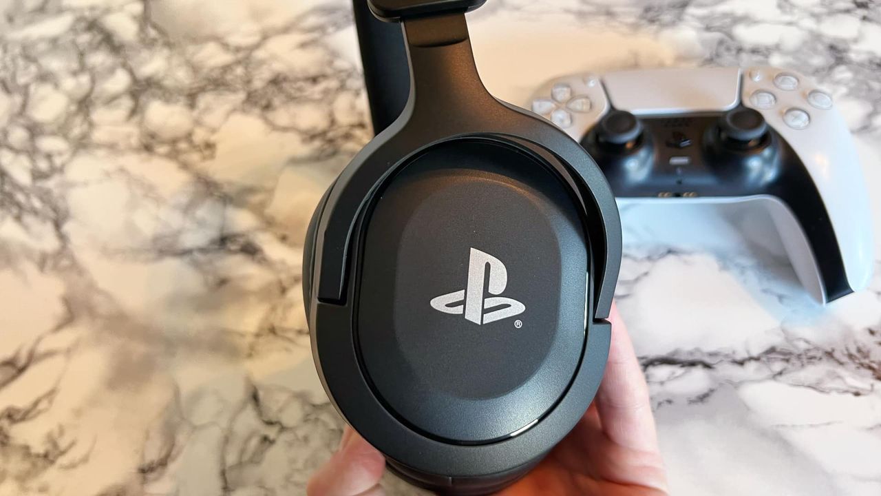 Trust Forta gamingheadset mot marmorerat bord