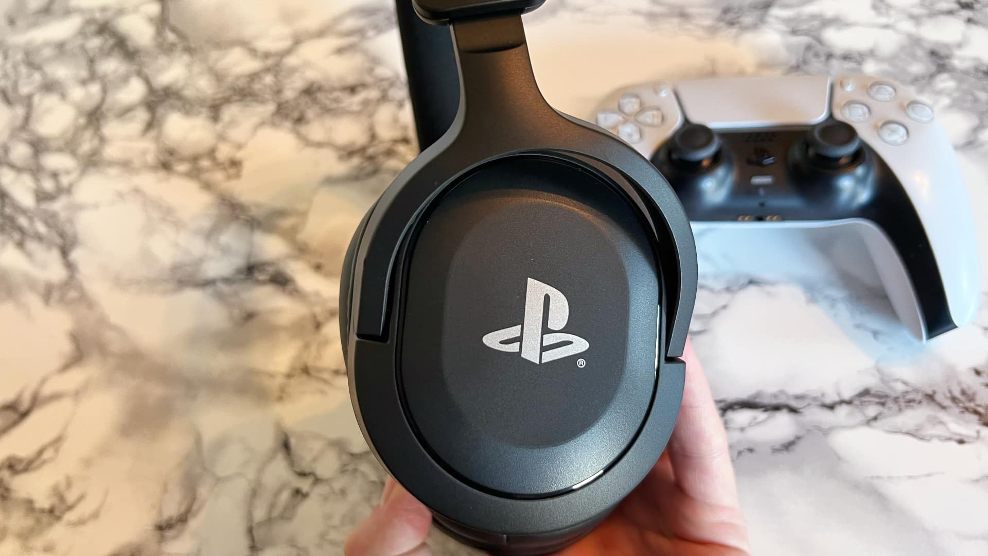 Trust Forta gamingheadset mot marmorerat bord