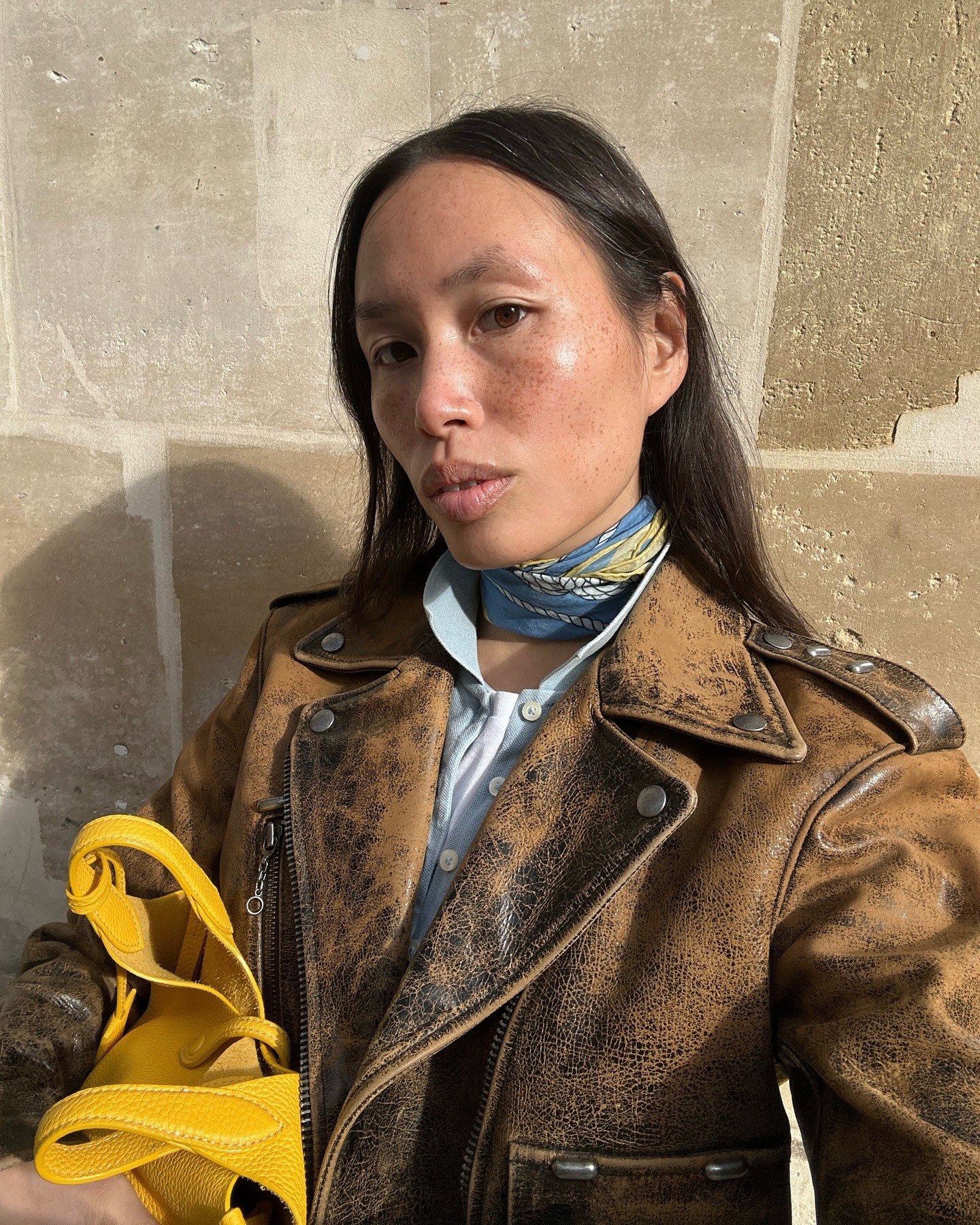 Creator @vikilefevre taking a selfie outside with glowing skin