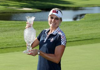 Lexi Thompson holds up the Solheim Cup after winning in 2017