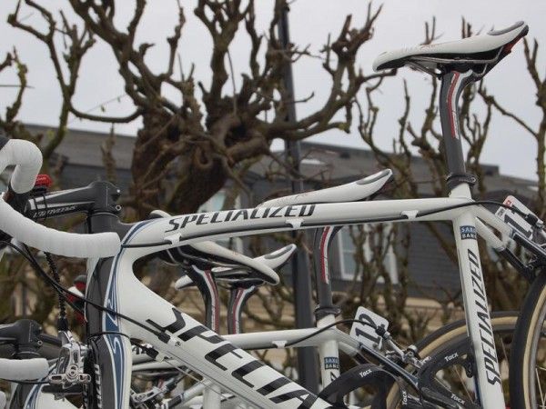 Saxo Bank bikes used full-length rear brake cable housing.