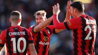 Jack Stacey på AFC Bournemouth feier seier med Ryan Christie og Kieffer Moore