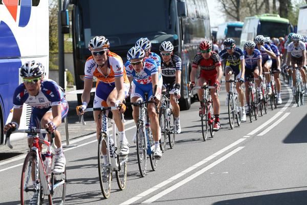 The peloton crests the Cauberg for the second time.