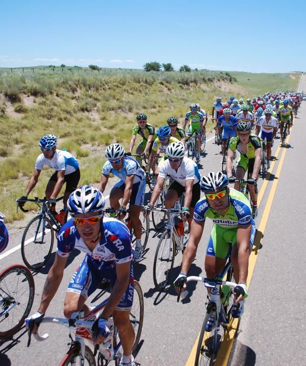 The peloton under the hot Argentinean sun.