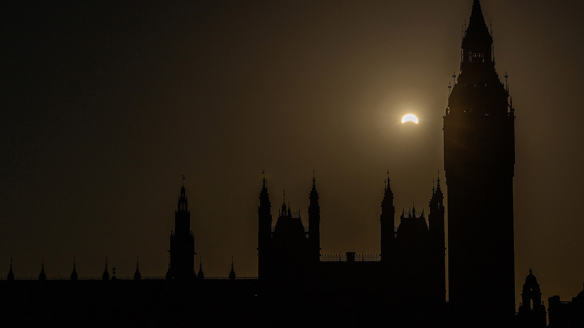 The silhouettes of Big Ben and the Houses of Parliament in London in front of the solar eclipse 2026.