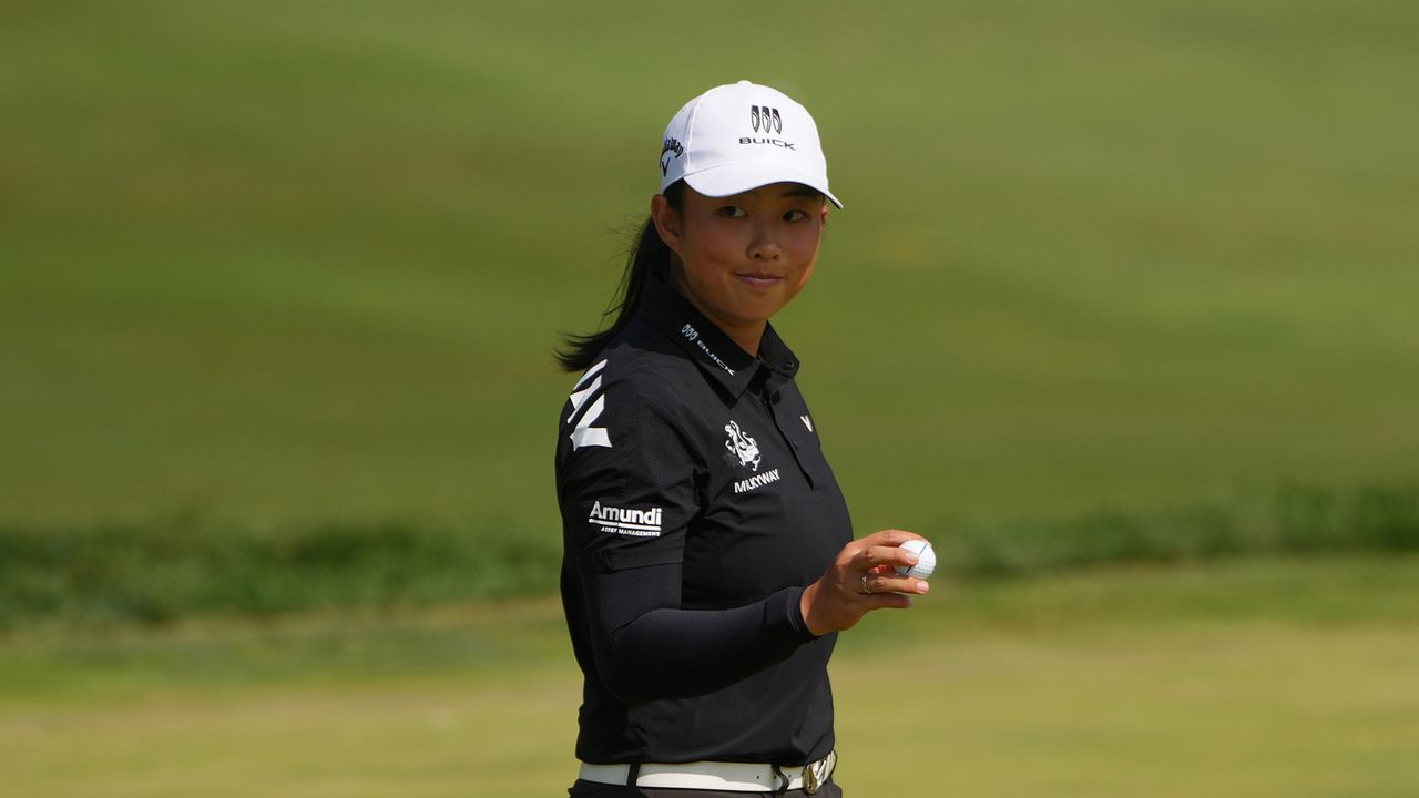 New women&#039;s world number one Ruoning Yin acknowledges the crowd at the Kroger Queen City Championship