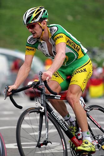 Floyd Landis (Phonak) on the way to taking the yellow jersey on the top of Alp d'Huez.