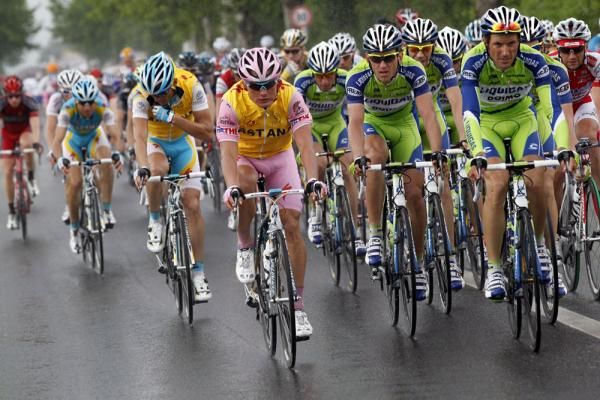 Liquigas-Doimo and Astana mass at the front of the peloton