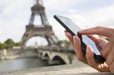 Close-up hand Female Cell phone Paris seine bridge message sms e-mail