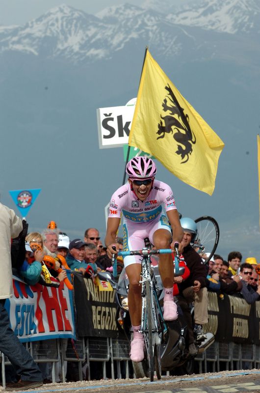 Alberto Contador approaches the Plan de Corones finish line