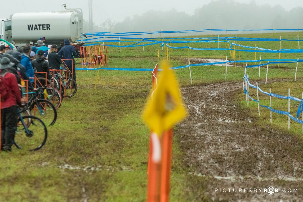 At the start of the Women's race the pit still had not seen much action and was therefore the faster line - for a little while at least