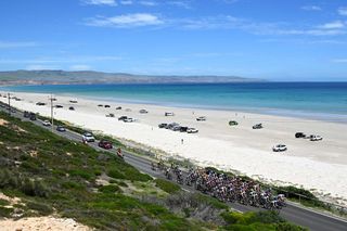 WILLUNGA HILL AUSTRALIA JANUARY 14 A general view of the peloton passing through Aldinga Beach during the 8th Santos Womens Tour Down Under 2024 Stage 3 a 934km stage from Adelaide to Willunga Hill 370m UCIWWT on January 14 2024 in Willunga Hill Australia Photo by Tim de WaeleGetty Images