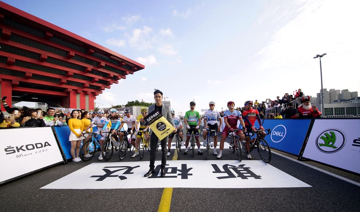 The riders line-up for the start of the 2018 Shanghai Criterium